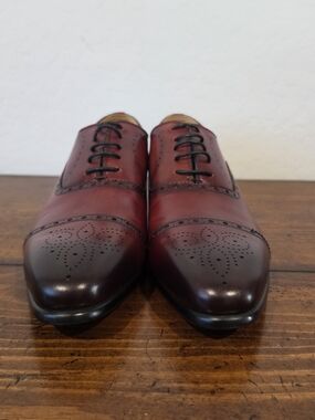 Giovanni Mens Handmade Artisan Leather Oxfords Burgundy Medallion Toe Size 9 NWT